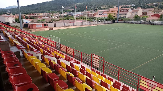 Campo de fútbol con las montañas al fondo